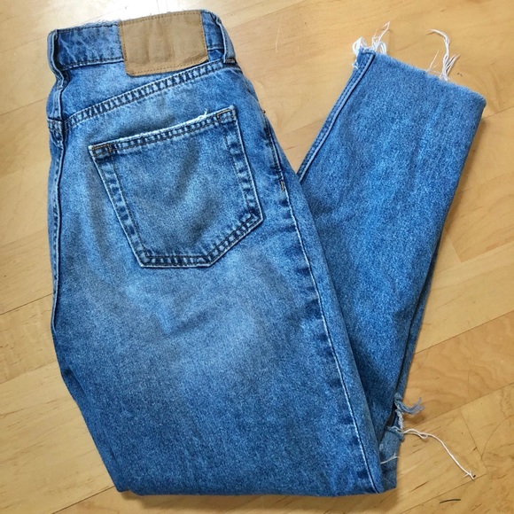 Distressed High-Waisted Jeans - Picture 3 of 4